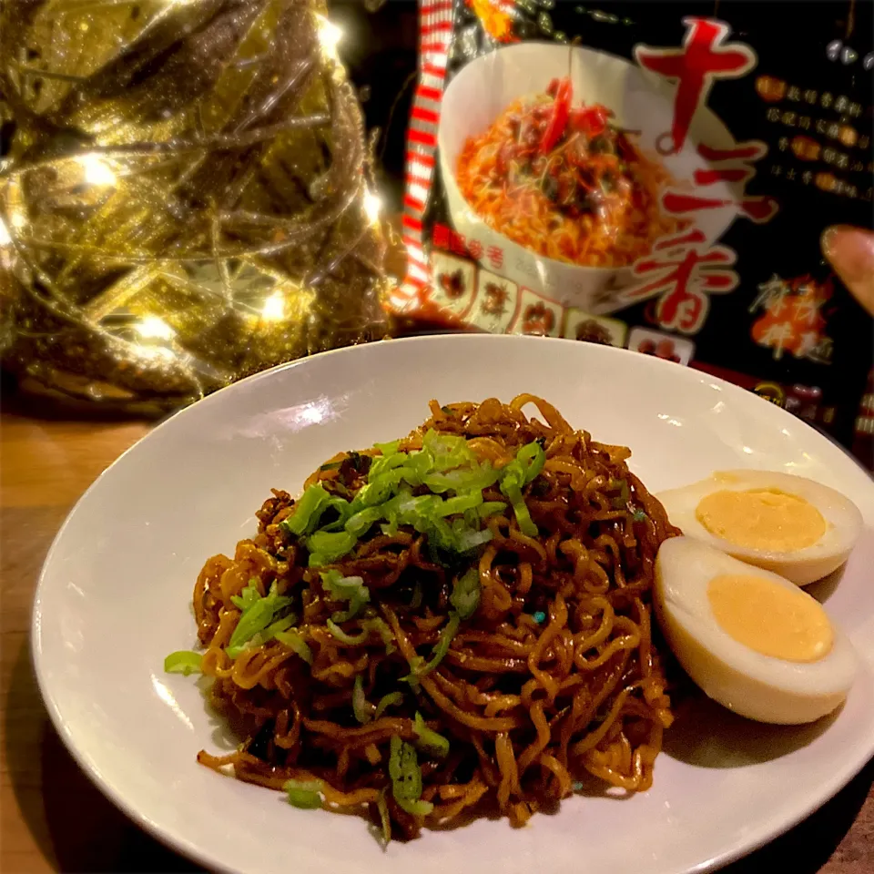 Snapdishの料理写真:十三香のインスタント焼きそば🇹🇼|くろねこじったん‍さん