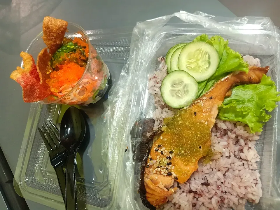 Yummy Breakfast w/ Grilled Salmon Over Rice & Mixed Seaweed Salad 🐟🥗🤤|An'leeさん