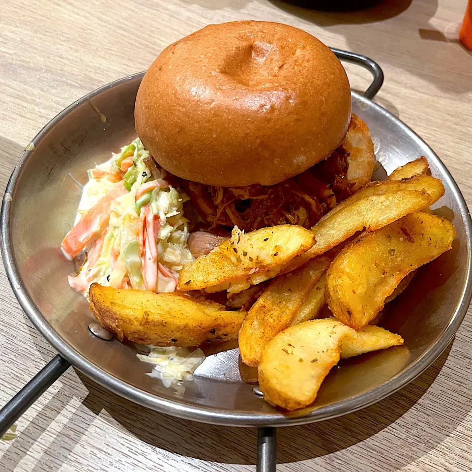 Snapdishの料理写真:Texas style pulled pork bbq burger|skyblueさん