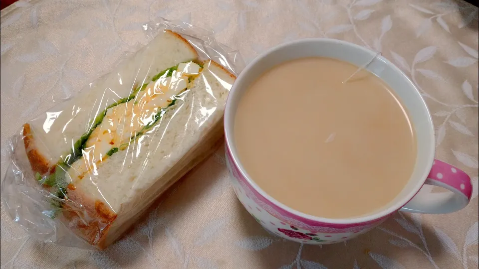 12/2の朝ごはん
サンドイッチ🥪とミルクティー☕|卯月さん