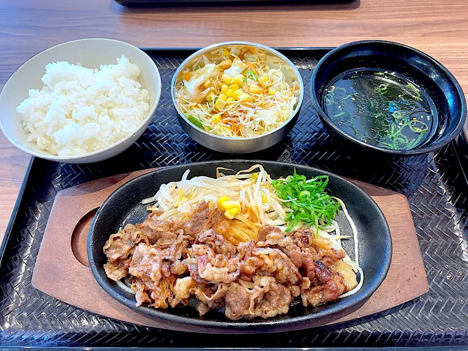 初の韓丼で、カルビ定食🥩|yokoさん