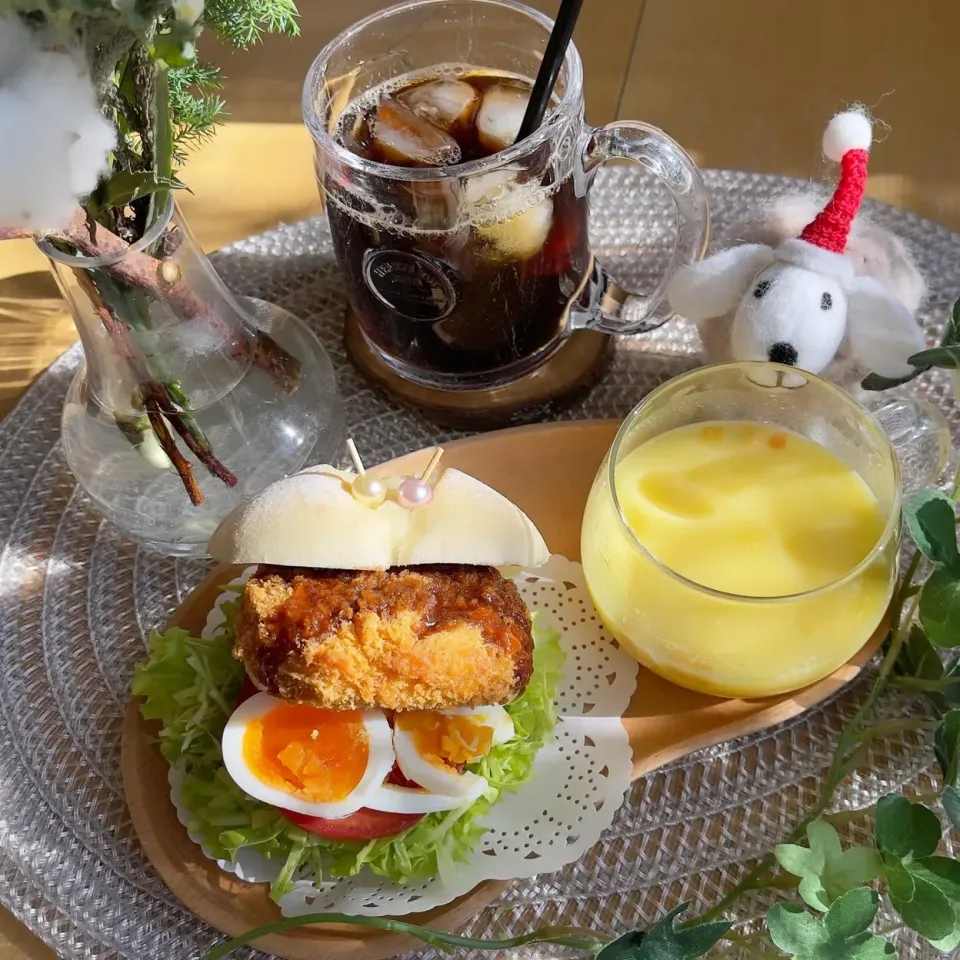 Snapdishの料理写真:12/2❤︎紅ずわいかにクリームコロッケたまごサンド🌱✨

＊ 米粉ロールパン
＊ 半熟たまご
＊ フリルレタス ＊キャベツ ＊トマト 
＊ コーンスープ|Makinsさん