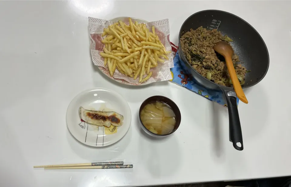 Snapdishの料理写真:晩御飯☆鱈の塩麹焼き☆青梗菜の肉そぼろ炒め☆フライドポテト☆みそ汁（白菜・大根）|Saharaさん