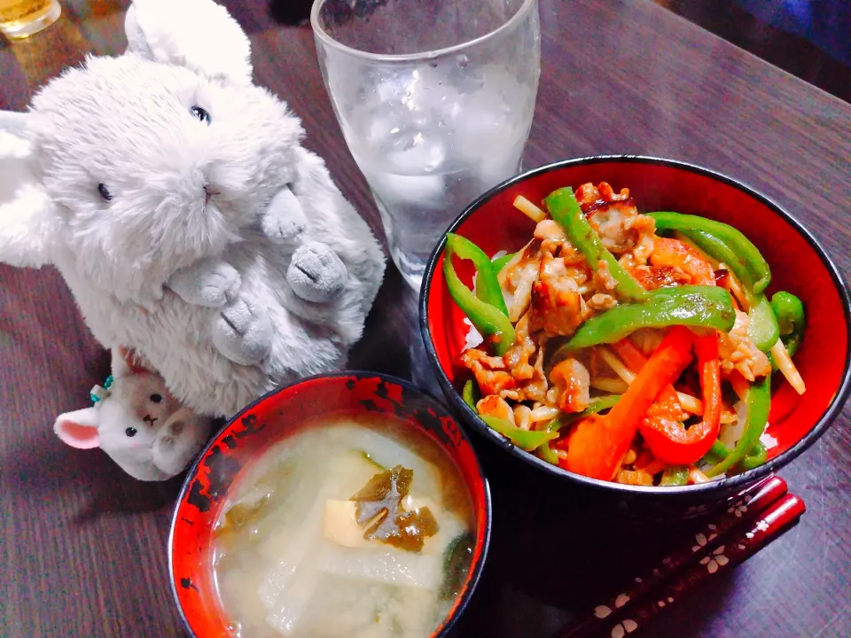 青椒肉絲丼、大根とワカメの味噌汁|サトリさん