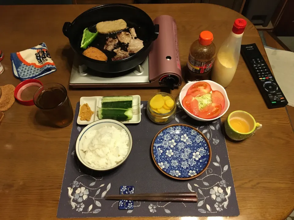 ご飯、南部鉄器の鉄鍋焼き、サラダ、マヨキュー、沢庵、六条麦茶、パインミックスジュース寒天(夕飯)|enarinさん