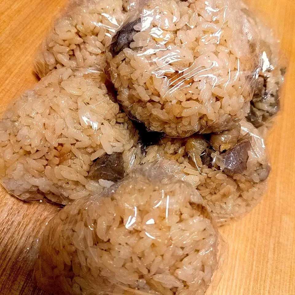 粒みそ入りのかしわご飯🍙／寝坊したときや小腹空いた時用のギターくん🍙冷凍ストックへ／祖父へ♡|チョコさん