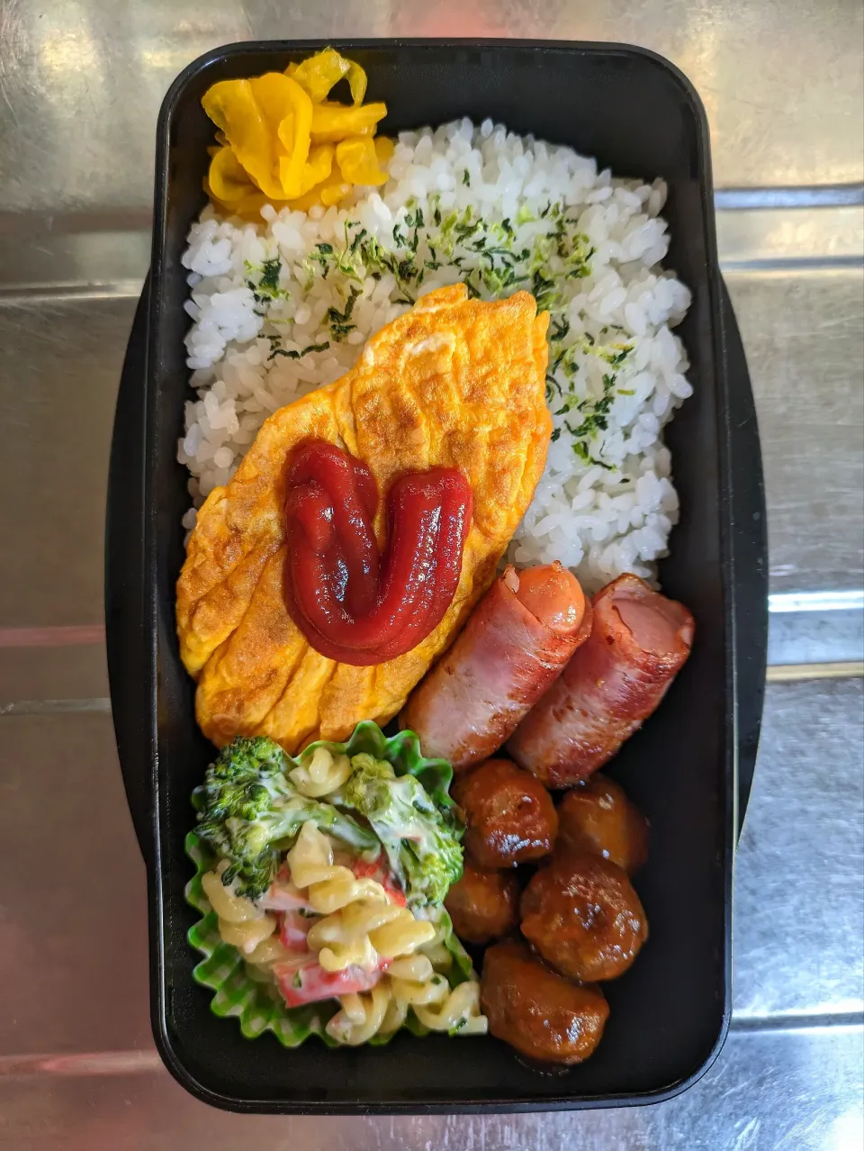 Snapdishの料理写真:旦那弁当　2023/12/3

オムレツ
ベーコン巻きウインナー
ミートボール
マカロニサラダ|ユキヨメ♪さん