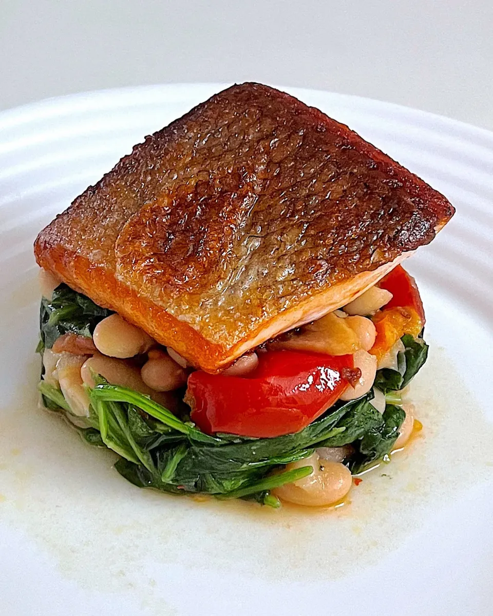 Crispy skin salmon, wilted spinach, white beans & tomato|12Dragonさん