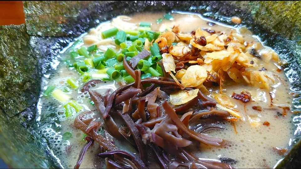 Snapdishの料理写真:【食べログ TOP 5000】
博多長浜らーめん ぼたん 大塚本店
ラーメン (麺の固さ：やわ、850円) 
＋揚げネギにんにく (100円) 
＋のり (7枚、100円)
＋半ライス (100円)
＠大塚2分
(JR板橋駅から徒歩24分)
23288 (303,019)|大脇さん