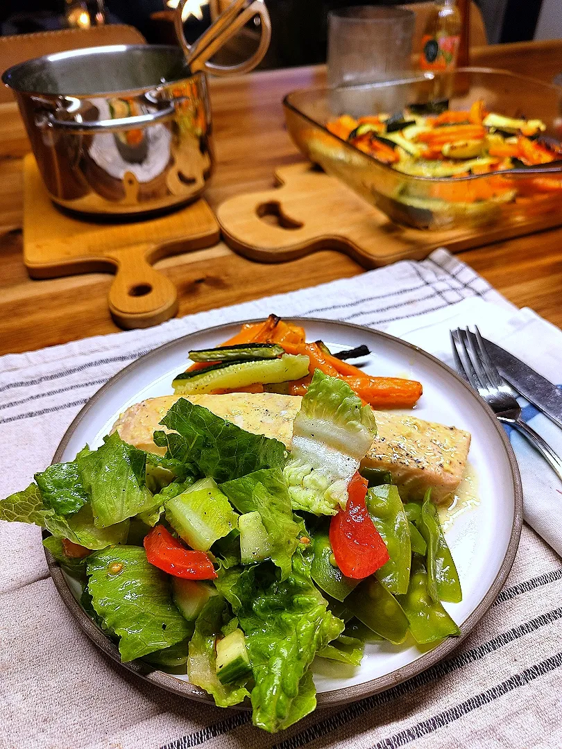 Salmon with vegetables and salad|Vera Andrianova Forwerkさん