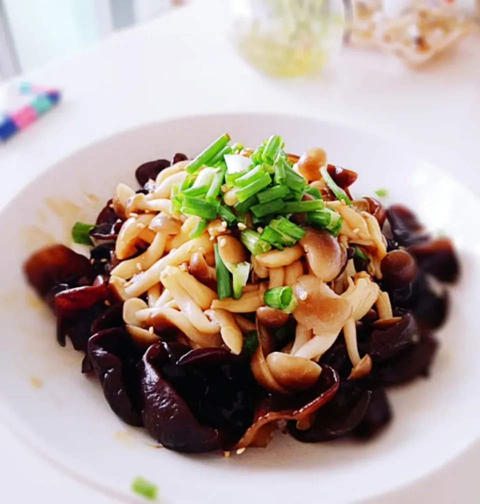 Bunashimeji + Black fungus

Sauce: Oyster sauce + Dashi sauce + Sesame oil + Vinegar (optional)|2721_blissさん