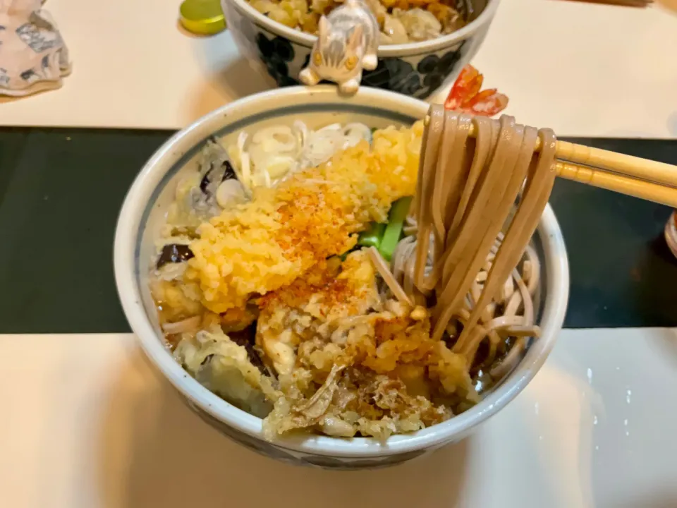 Snapdishの料理写真:山形の板そば用の太いそばを使って天ぷら蕎麦に。
#板蕎麦用の麺
#太いそば
#海老天
#舞茸天
#茄子天
#年越しそばは手打ち|Takeshi  Nagakiさん