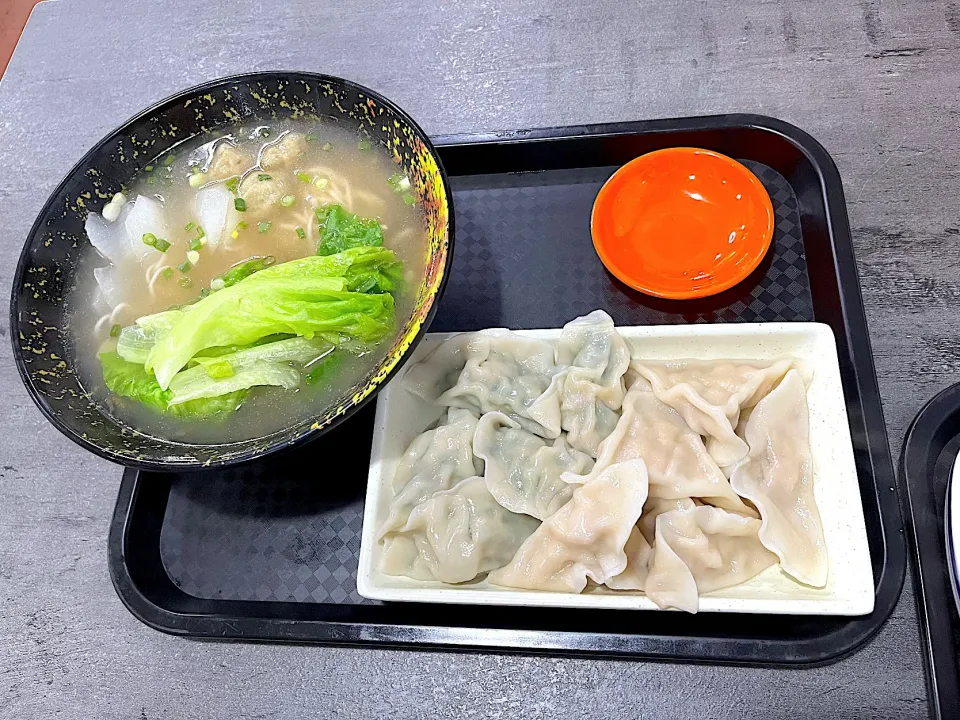 Pork and vegetables dumplings, soup|skyblueさん