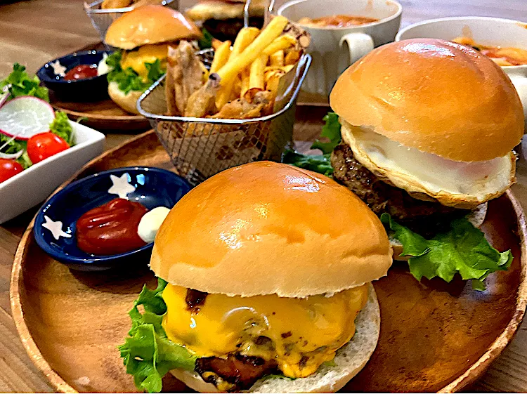 チーズハンバーガーとトロ玉バーガーの夜ご飯|あおあおさん