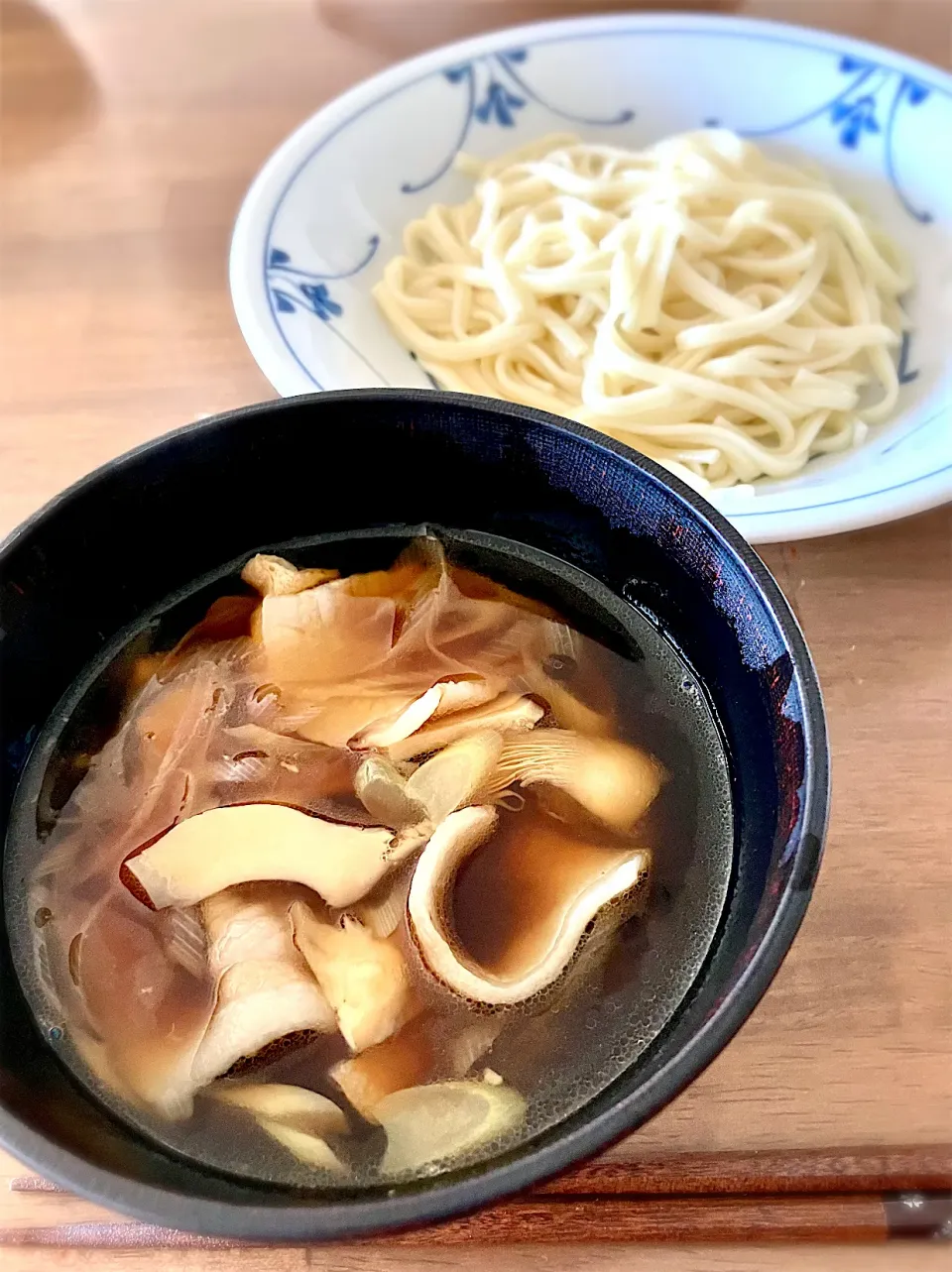 Snapdishの料理写真:武蔵野うどん風肉きのこ汁うどん 麺はやや細めの乾麺の讃岐うどん|リフルシャッフルさん