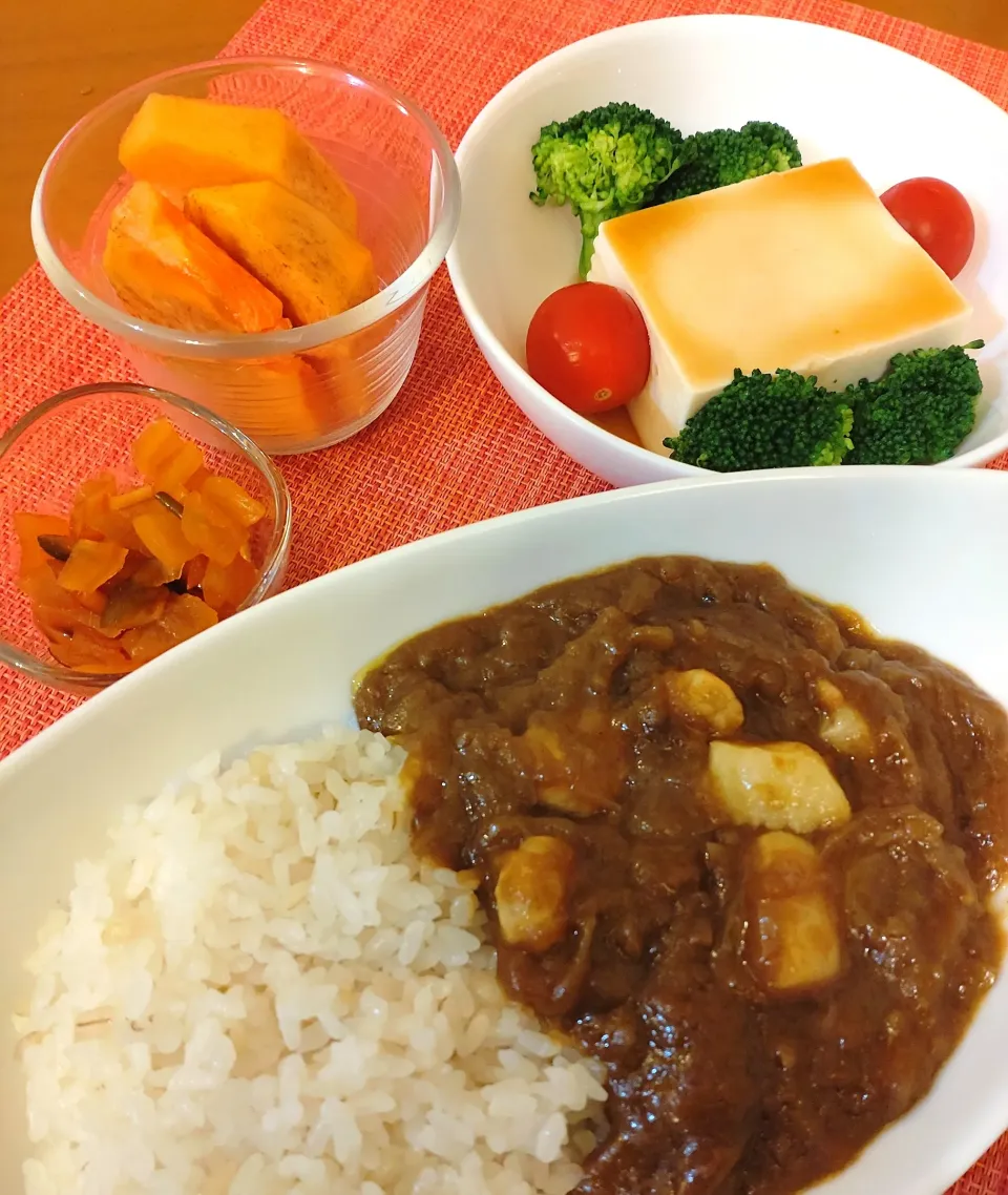 Snapdishの料理写真:☆シーフードカレー
☆サラダ
☆柿
☆福神漬|chikakoさん