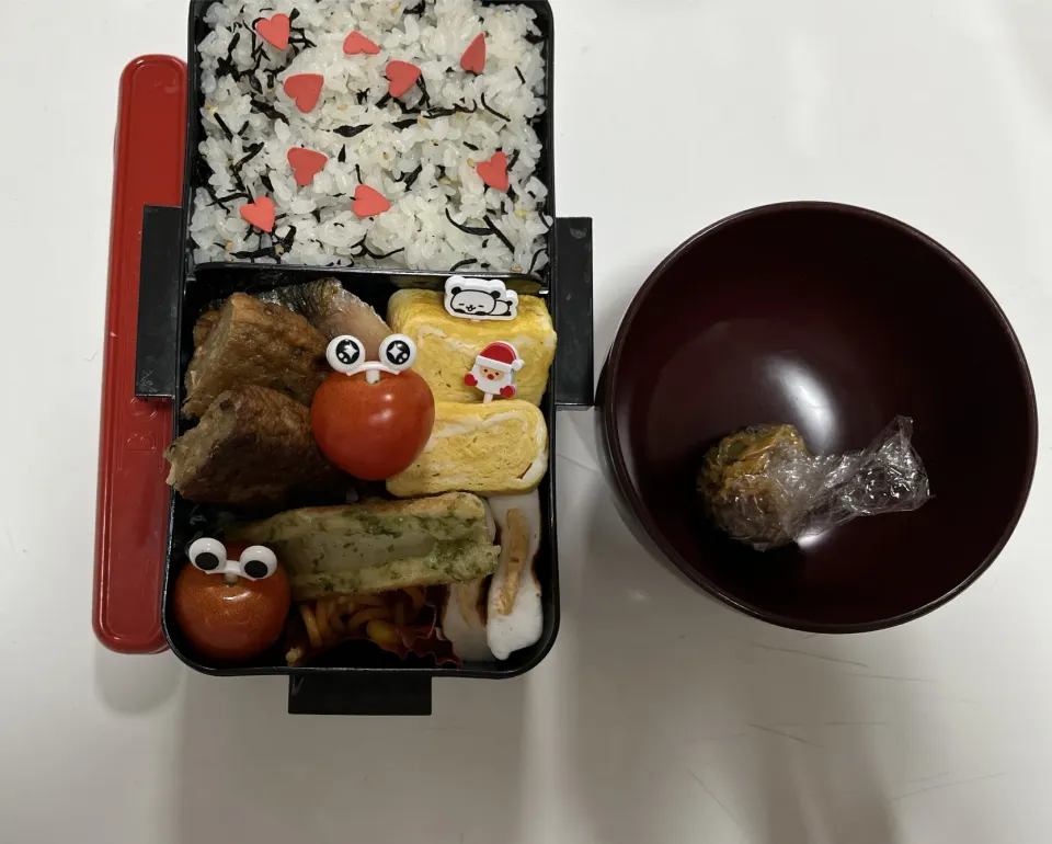 パパ弁☆鮭☆卵焼き☆ブラックペッパーハンバーグ☆ちくわの磯辺揚げ☆明太マヨはんぺん☆ナポリタン☆プチトマト☆しそひじきご飯にハードキャラフル☆みそ玉|Saharaさん