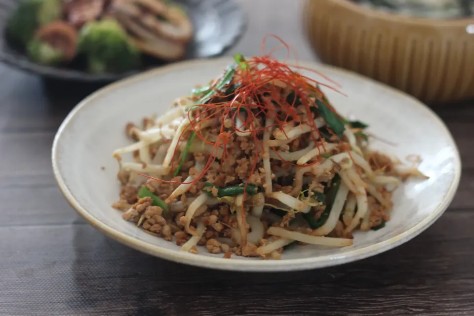 もやしとにらとNIKUVEGEそぼろ甜麺醤炒め|ちいさなしあわせキッチンさん