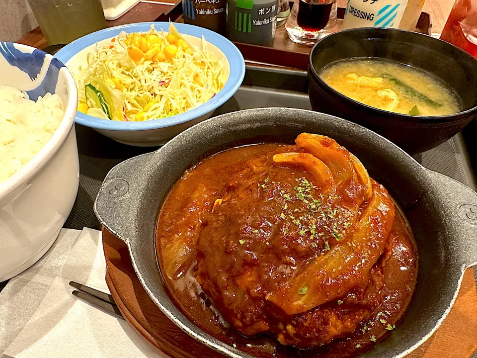 Snapdishの料理写真:ビーフ100%ハンバーグ定食|マハロ菊池さん