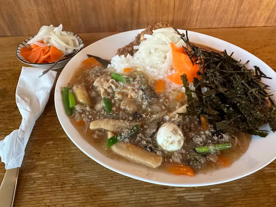 中華丼(コショー味)🇨🇳と極辛キーマクラシックのりだく🍛🌶️🔥のあいがけ味玉トッピング🥚ピクルスマシマシ🥒|buhizouさん