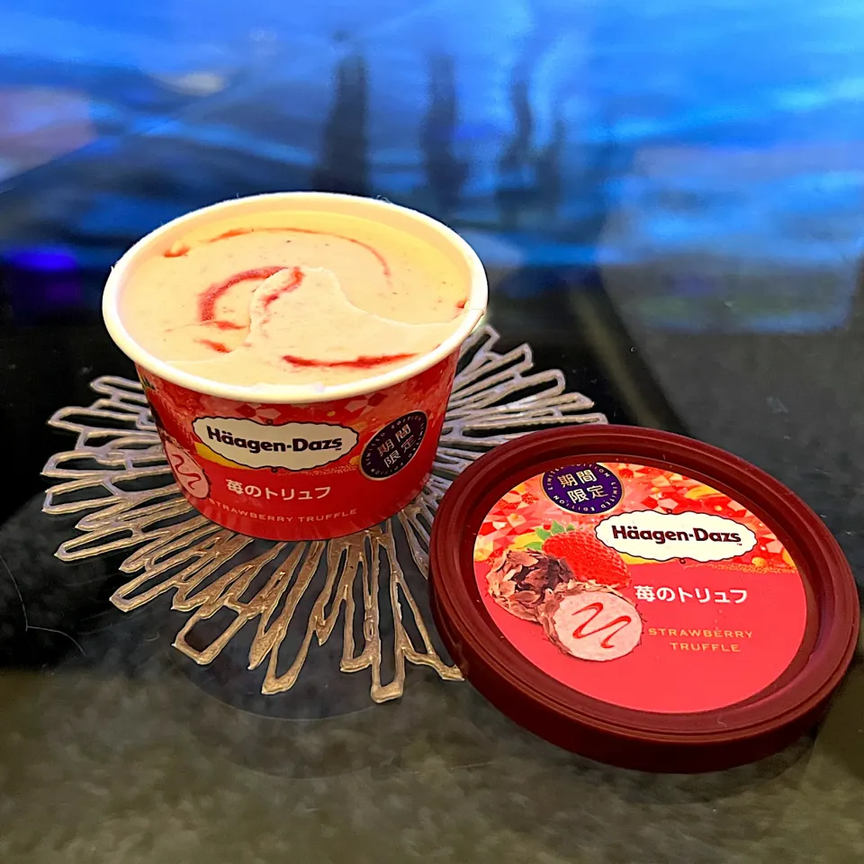 今夜は明日発売のはずの
期間限定のHäagen-Dazs、『苺のトリュフ』🍓🍨✨

仕事帰りにスーパーに寄ったら売ってた！
4個しか残っていなかったから
4個買ってしまった🤣|yokoさん