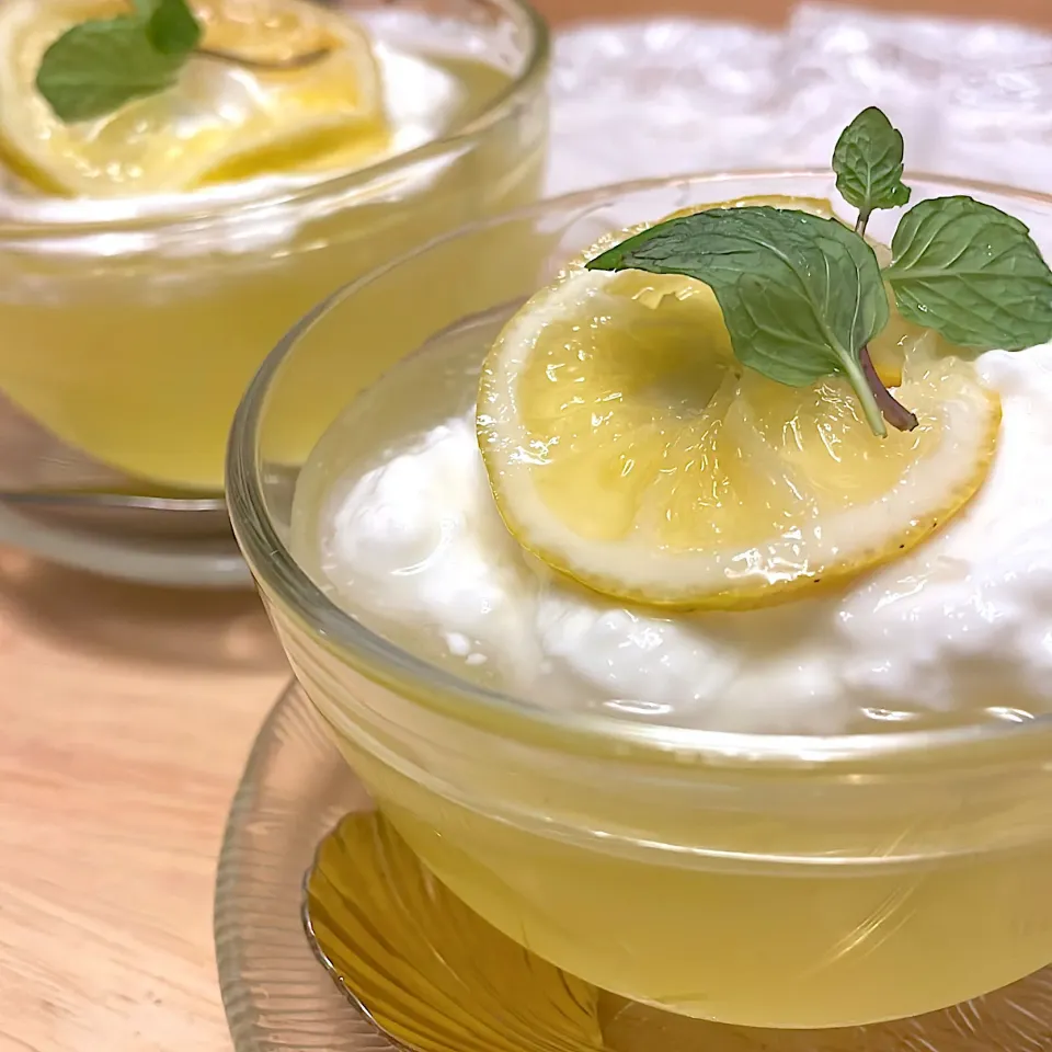 食後はさっぱりレモンゼリー🍋　　　　　　　　　レモンの蜂蜜漬けも自家製で😊|mokoさん