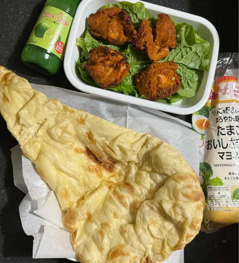 Snapdishの料理写真:スパイス王国のナンとチキンティカでインド風チキンサンドに|Saudadeさん