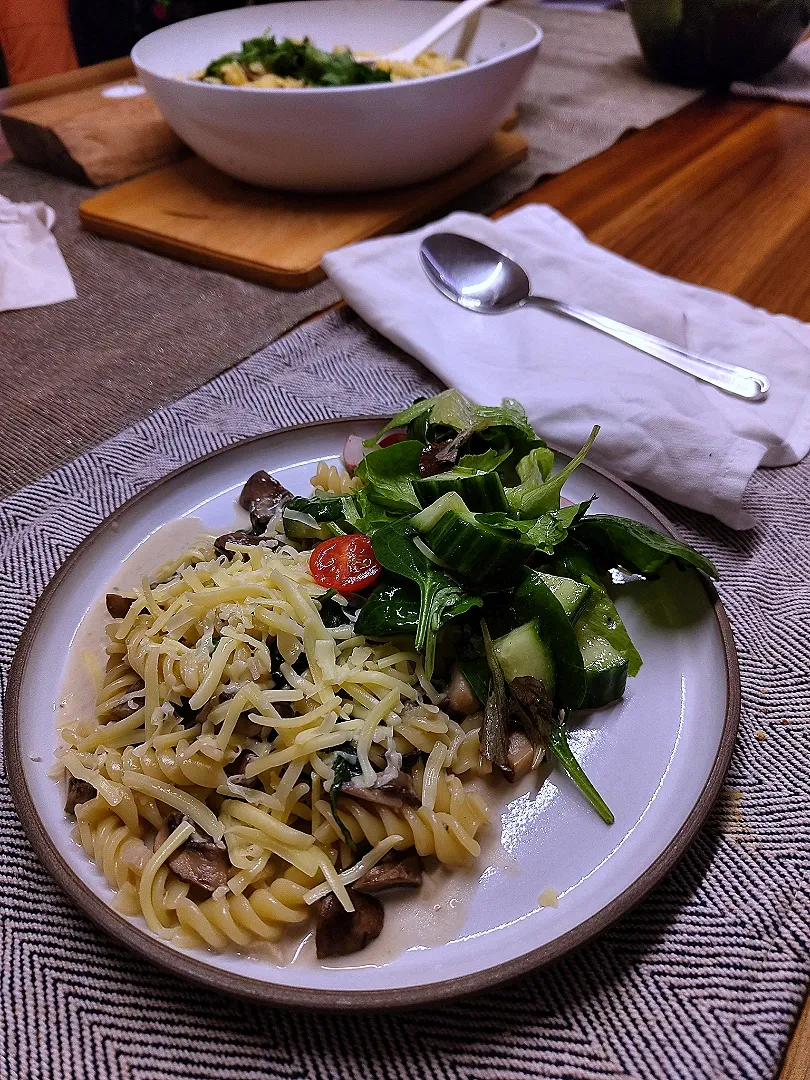 Pasta with mushrooms, spinach in cream sauce and salad|Vera Andrianova Forwerkさん