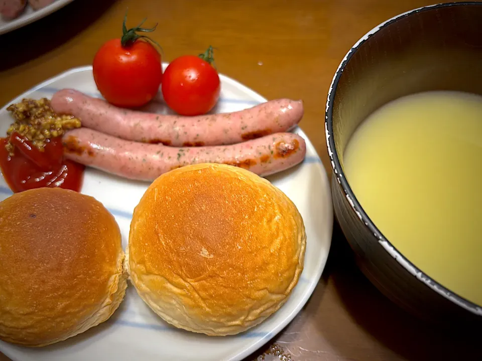 朝ご飯、緑がトマトの頭部分しかなかった|masaさん