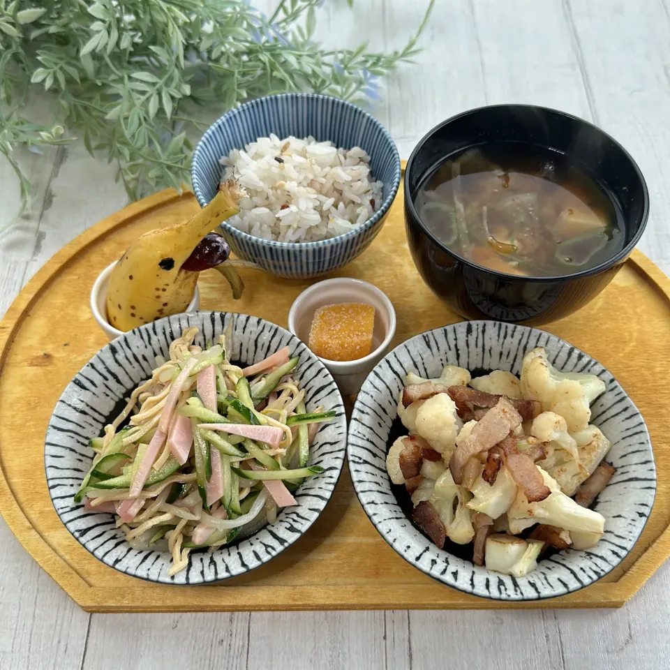 ひどい顔のバナナと豆腐干サラダの朝食|らぴすらずり(らぴ)さん