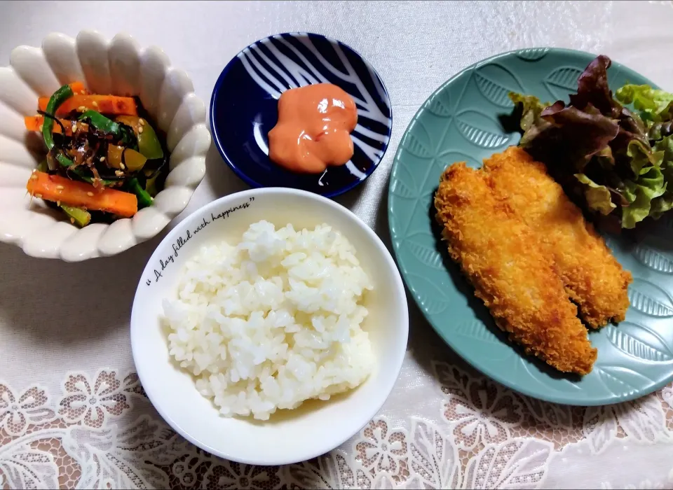 Snapdishの料理写真:自分用朝昼ご飯を作ってみた!
*生協揚げるだけ秋鮭フライ、オーロラソース、
サニーレタス、レンジで🫑人参の塩昆布和え|m.rafuさん