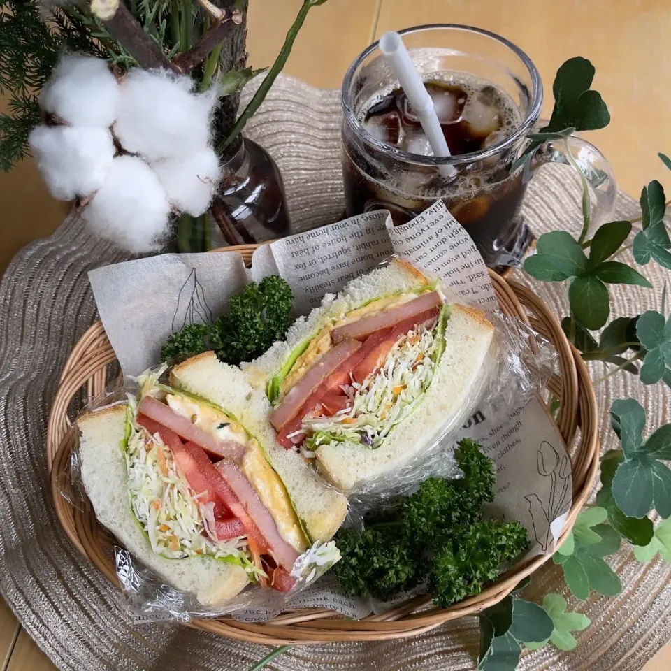 Snapdishの料理写真:12/5❤︎スパムオムレツサンド🌱✨
お弁当の残り物で…

＊ 白神ソフトフランスパン
＊スパム焼肉ダレ
＊ プレーンオムレツ
＊フリルレタス ＊コールスロー＊トマト|Makinsさん