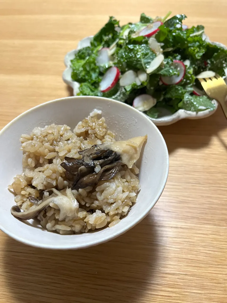 今日の夜ごはん~舞茸の炊き込みご飯、たっぷりケールのチーズナッツサラダ~|ゆかｕさん