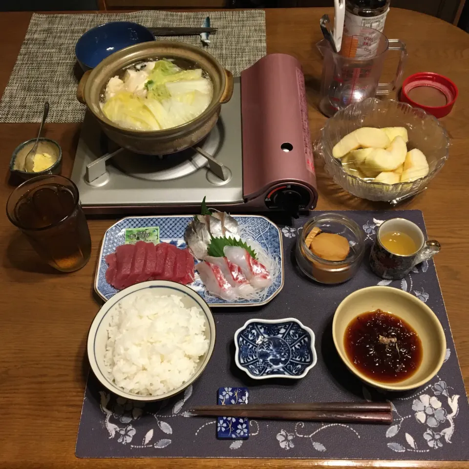 ご飯、きはだまぐろの刺身、鯛のお造り、しめ鯖お造り、寄せ鍋、沢庵、六条麦茶、パインミックスジュース寒天、りんご(夕飯)|enarinさん