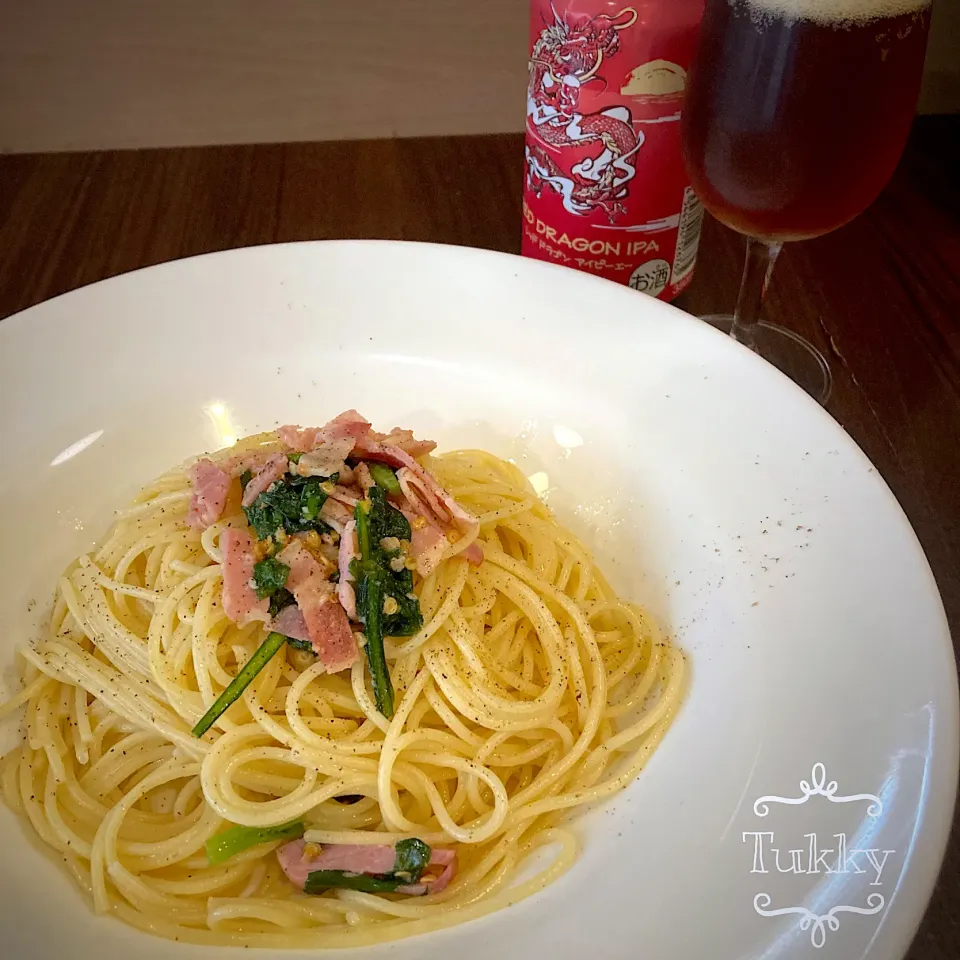 Snapdishの料理写真:＊ベーコンと春菊のアーリオオーリオ＊REDDRAGON IPA|tukkyさん