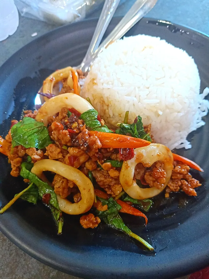 Stir-fried Holy Basil w/ Squid & Ground Pork 🤤🦑🐷🌶️🌶️🌶️
Pad Gaprao Pla-muek + Moo Sap 
(กะเพราปลาหมึก + หมูสับ)|An'leeさん