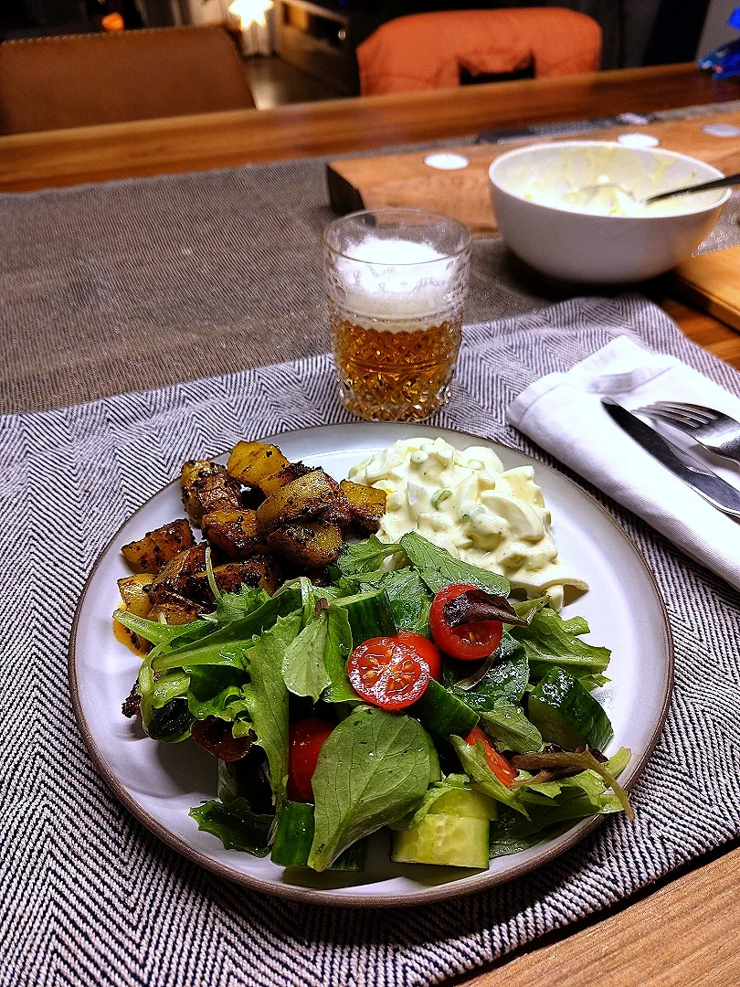 Fried potato wedges with egg and green salad|Vera Andrianova Forwerkさん