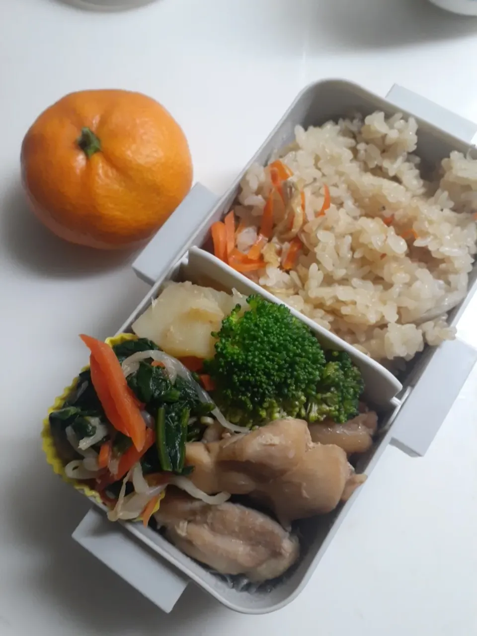 ☆中学生弁当☆炊き込みご飯、肉じゃが、ブロッコリー、鶏照煮、ほうれん草お浸し、みかん|ｼｮｺﾗさん