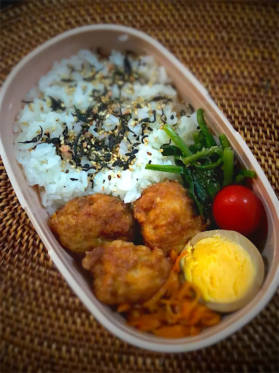 Snapdishの料理写真:お弁当123日目　チキンナゲット　ほうれん草の胡麻和え　にんじんの出汁炒め|mmmさん