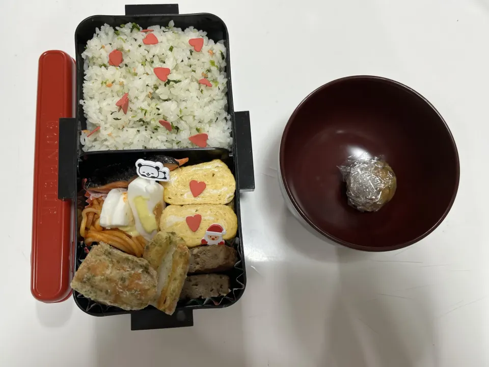 パパ弁☆鮭☆卵焼き☆チーズ入りはんぺん☆ちくわの磯辺揚げ☆ナポリタン☆ブラックペッパーハンバーグ☆みそ玉☆鮭ひろしご飯にキャラふる。ご飯にかけるキャラフルが卵焼きにも乗ってもてハート盛り盛り弁当に出来上がった😛|Saharaさん