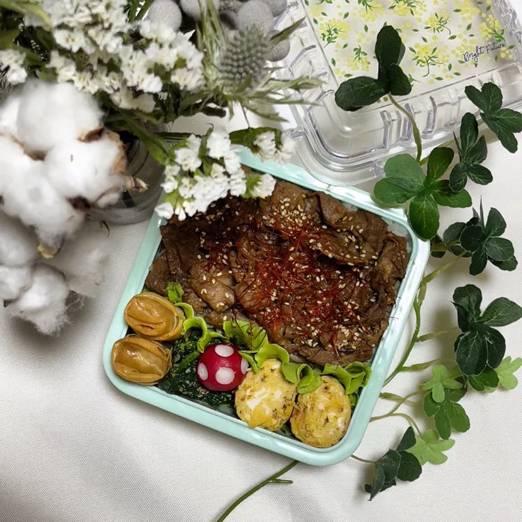 Snapdishの料理写真:12/6❤︎主人の和牛焼肉丼弁当🌱

＊ 和牛焼肉丼
＊桜海老たまご焼き
＊五目春巻き|Makinsさん