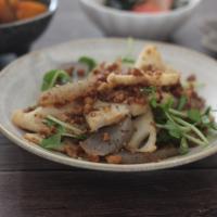 蓮根とこんにゃくと豆苗のNIKUVEGEそぼろピリ辛炒め
