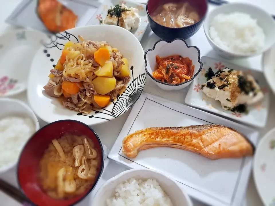 昨日の夕食(,,>᎑<,,)
肉じゃが
焼き鮭
冷奴
きむお味噌汁(大根、油揚げ)|プリン☆さん