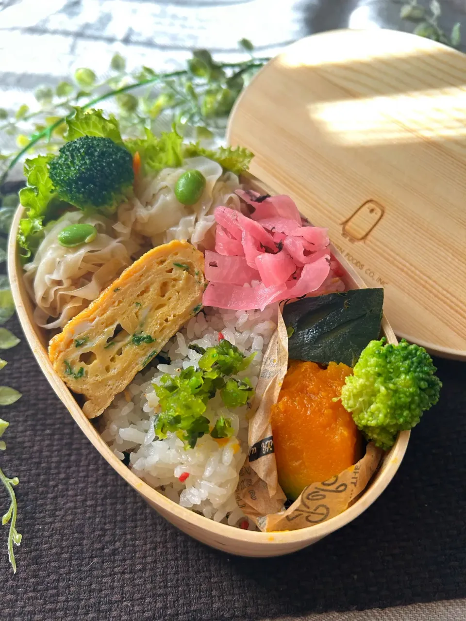 Snapdishの料理写真:【誤差あり弁当】花しゅうまいでお弁当|まなまな♡さん