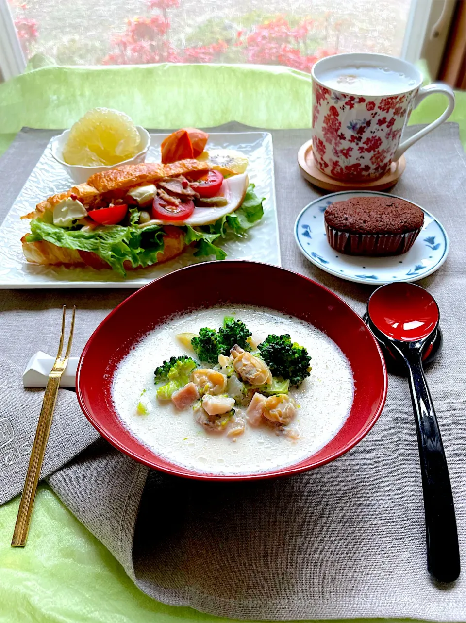 Snapdishの料理写真:クラムチャウダーとクロワッサンサンド🥐でおうちカフェ風|サミカさん