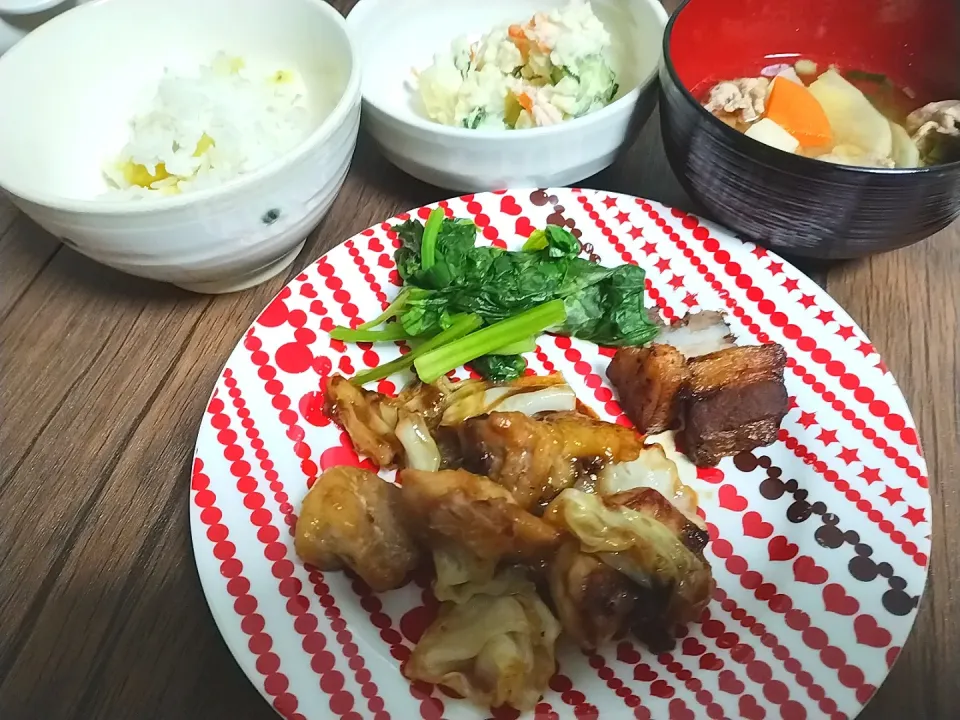 鶏肉とキャベツのガリバタ炒め
さつま芋ごはん
ポテトサラダ
豚汁
ほうれん草のお浸し
豚の角煮　失敗|尚さん