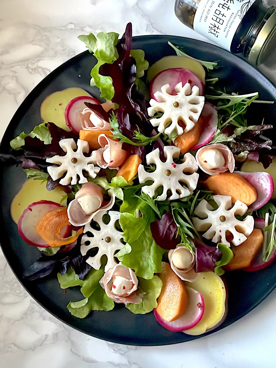 Snapdishの料理写真:四国の野菜で彩りサラダ🥗 ~with純胡椒|とんちんさん