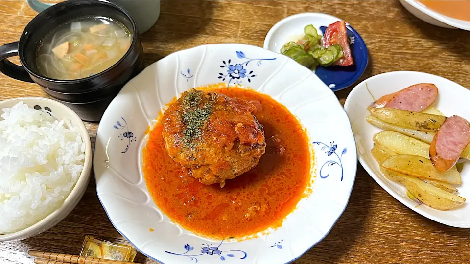 トマトな煮込みハンバーグ・胡瓜サラダ・ジャーマンポテト・コンソメスープ・ご飯|ちびろ菌さん