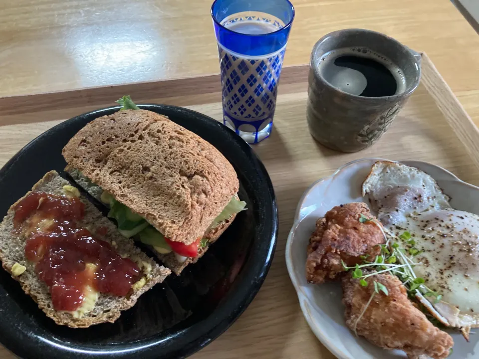 全粒粉食パンでジャムバターオープンサンド＆野菜サンド💙フライドチキン💙目玉焼き💙りんごバナナ小松菜スムージー💙タンポポ珈琲|さくたえさん