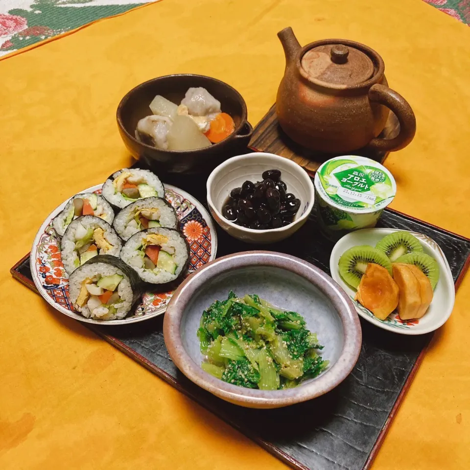 grandmaの晩ごはん☆ 有り合わせで巻き寿司を…大根のに煮物、青菜のごま和え、あわただしく黒豆を煮てみた|kaoriさん